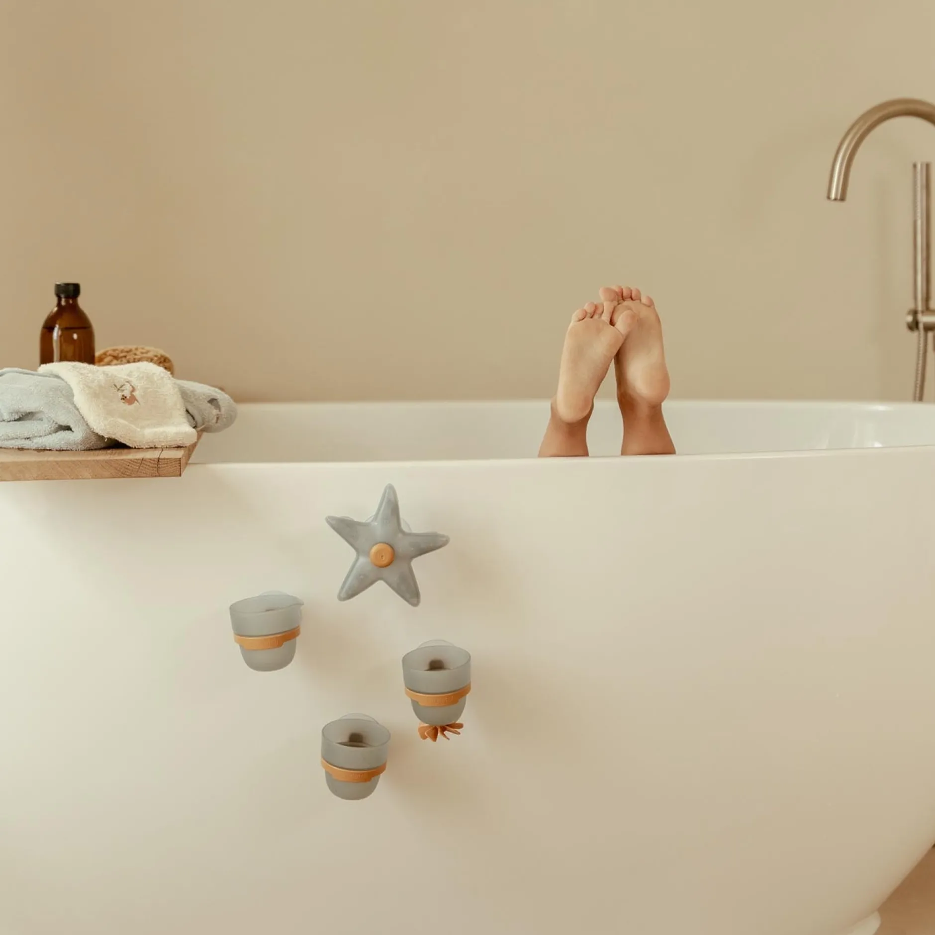 Badspeelgoed|Badspeelgoed*Little Dutch Badwand Bekers Zeester Blue