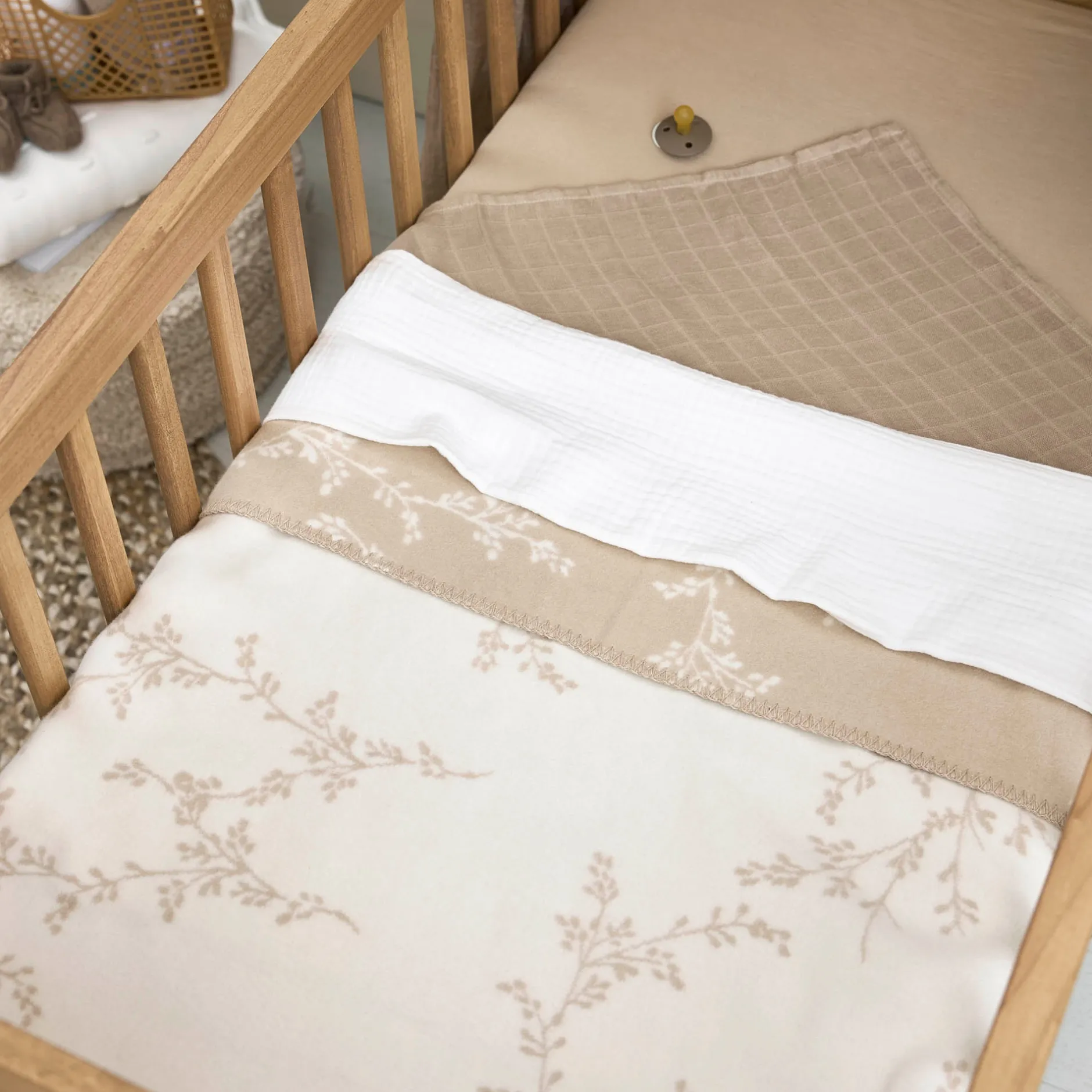 Dekens*Meyco ledikantdeken branches beige