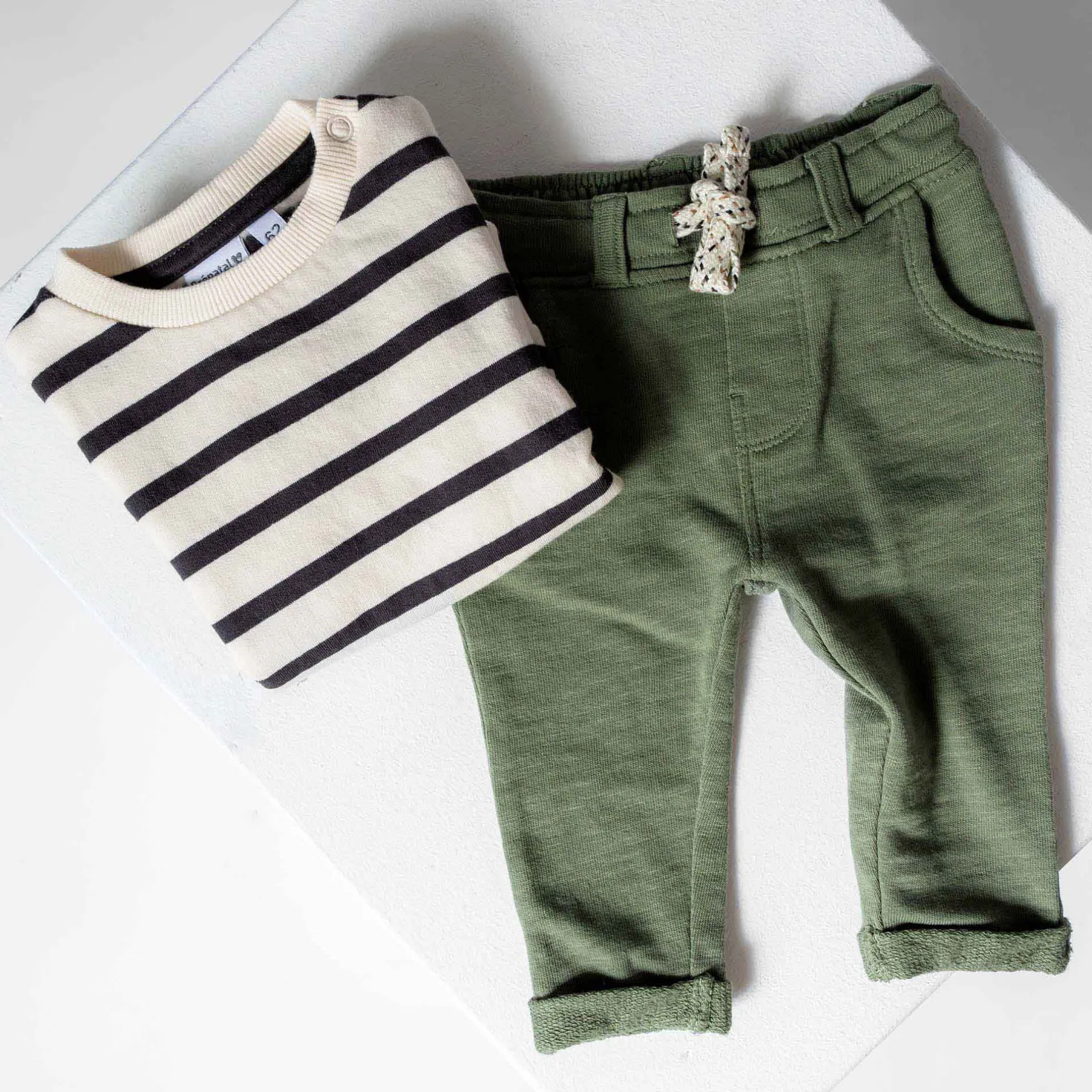 Broeken & Tuinbroeken|Broeken*Prénatal baby broek effen groen Light Khaki Green