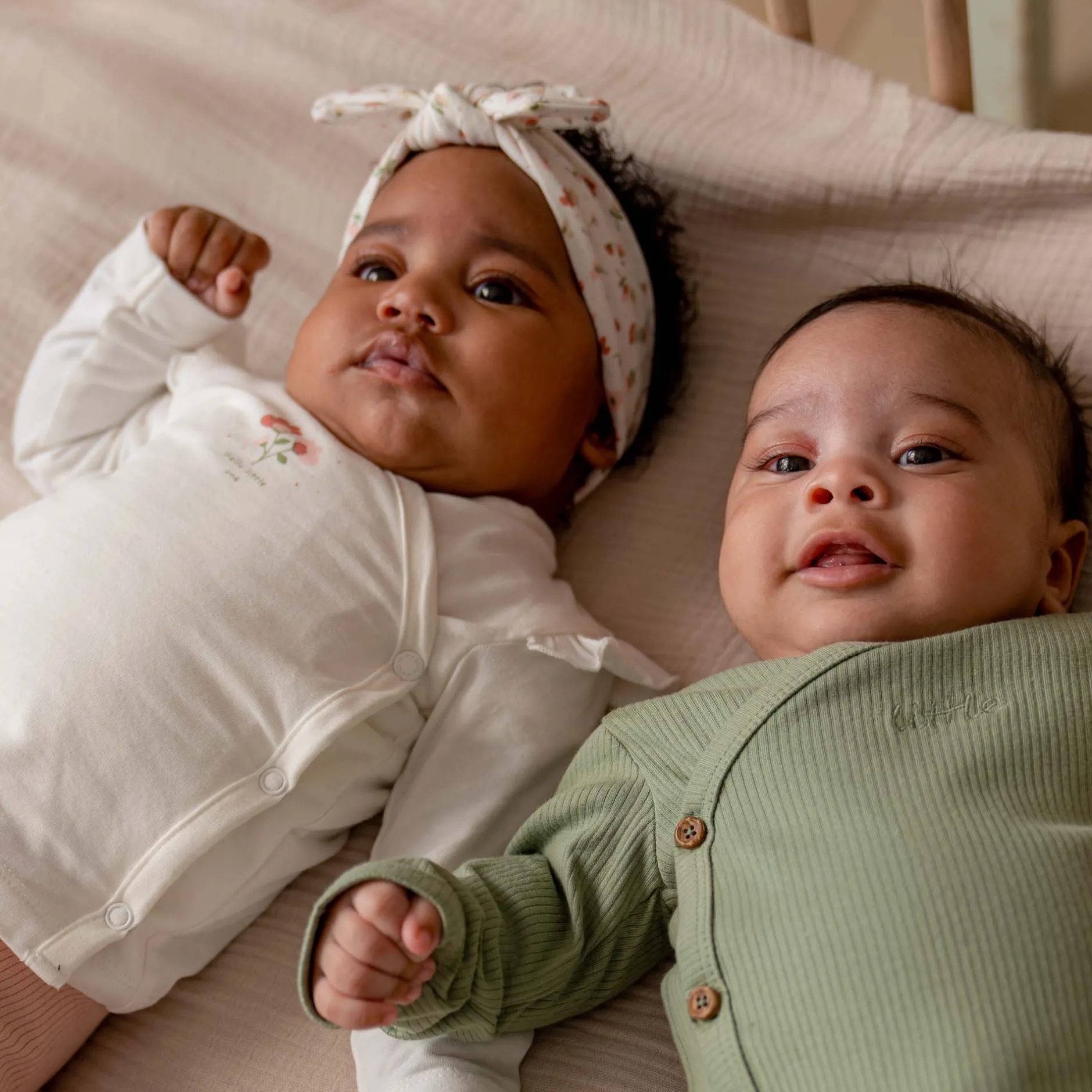 Mutsjes & Haarbandjes|Broeken*Prénatal Hello new day newborn shirt, broek & haarband Ivory White
