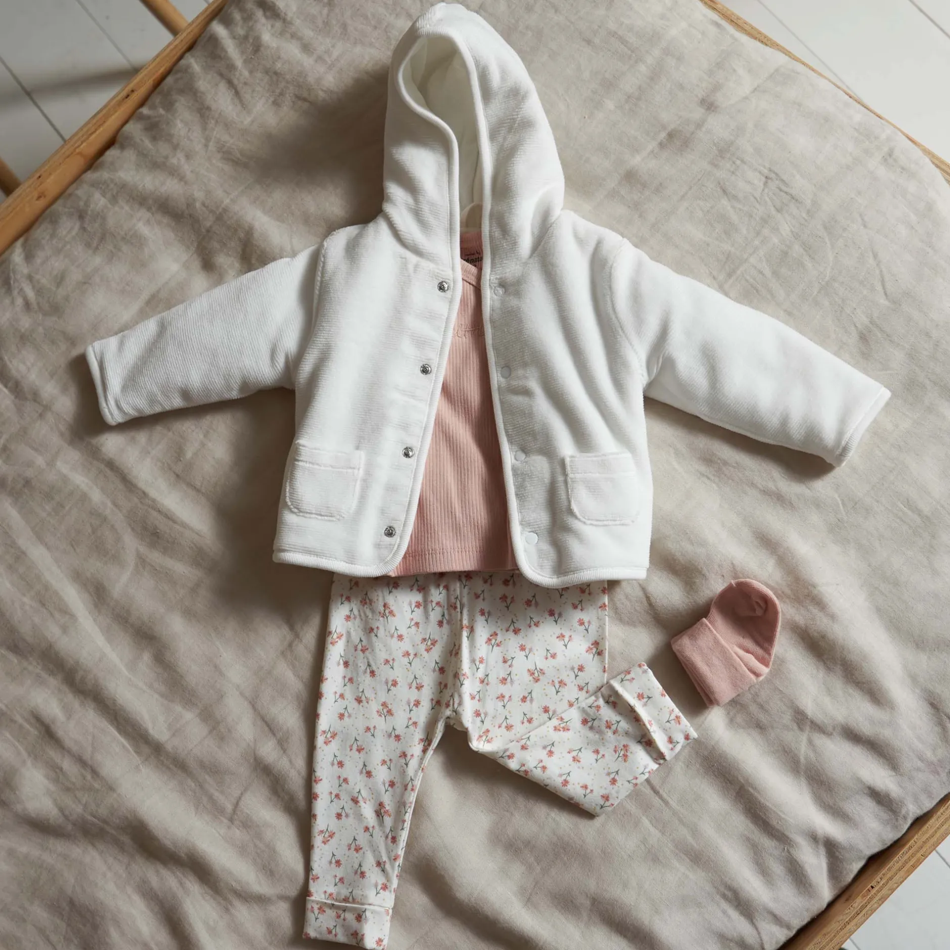 Jassen|Jassen*Prénatal newborn jas rib velours effen wit Ivory White