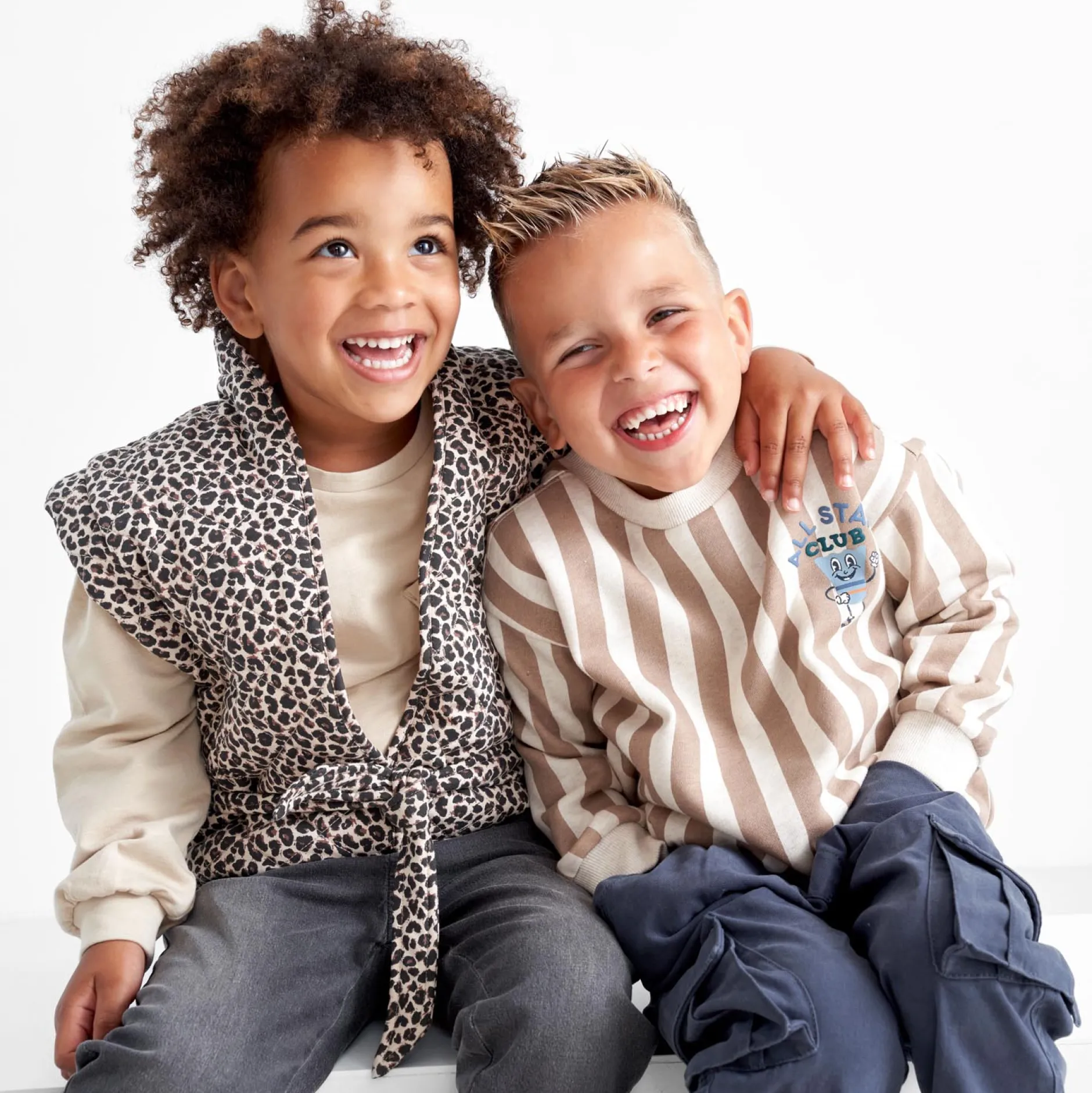 Truien & Vesten|Vesten*Prénatal peuter gilet mouwloos panterprint bruin Almond