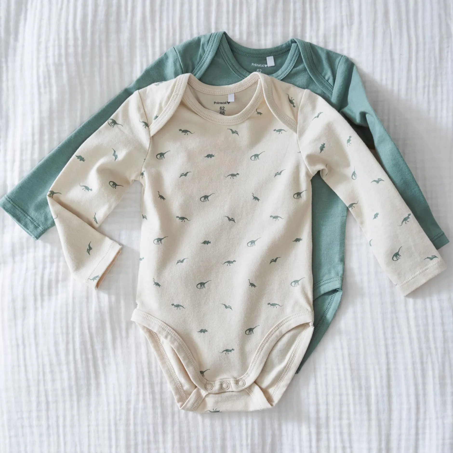 Rompers|Rompers*Prénatal romper kleine dino 2 stuks lange mouwen all over print groen Dark Ecru