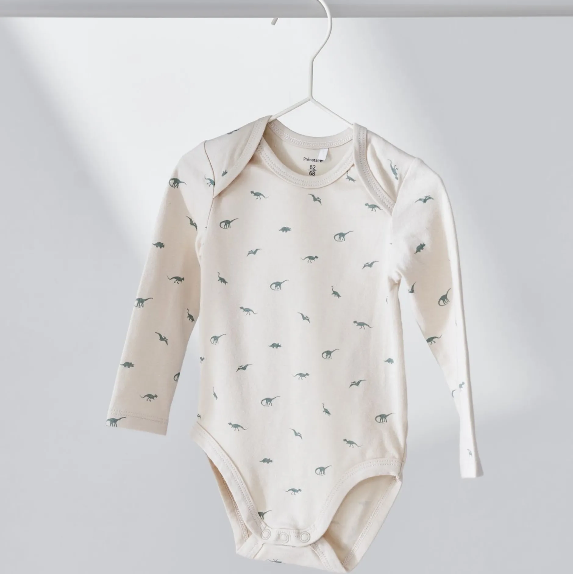 Rompers|Rompers*Prénatal romper kleine dino 2 stuks lange mouwen all over print groen Dark Ecru